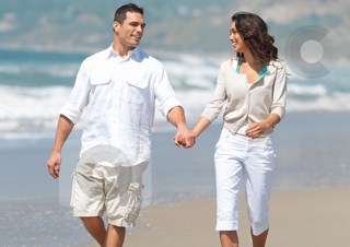 holding-hands-on-beach-walking